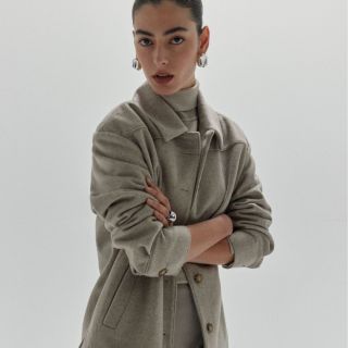 Minimalismus, který mluví nahlas. 🤍 Tlumené tóny, měkké materiály a ženské siluety – outfit od značky comma pro moderní...