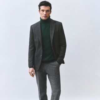 Zimní elegance v moderním pojetí. Vlněné sako, šedé kalhoty a smaragdový rolák – kombinace, která spojuje komfort, styl a...