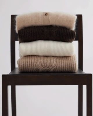 Jak nosit hřejivé svetry tuto zimní sezónu? 🍂 Přes košili, pod kabát nebo volně přehozené jako stylový doplněk – vždy s...