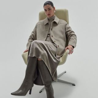 Tóny, které nikdy neomrzí. Měkké materiály, jemná paleta barev a minimalistický design — kolekce comma, která ztělesňuje...