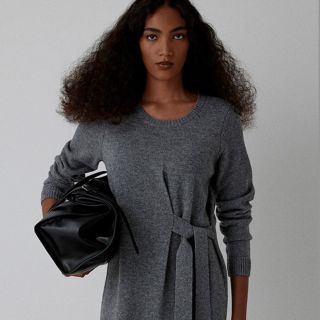 Jednoduchost, která působí sofistikovaně. 🖤 Pletené šaty značky comma v odstínu šedé jsou dokonalým spojením pohodlí a...