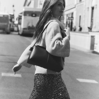 Zářte v každém kroku. ✨ Flitrová sukně značky comma je dokonalým spojením elegance a hravosti – ideální pro festive...