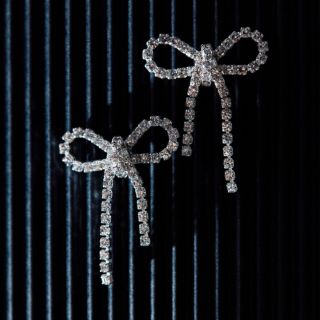 Na detailech záleží. ✨ Ať už sáhnete po třpytivých náušnicích, stylové čepici nebo výrazné kabelce — právě doplňky...