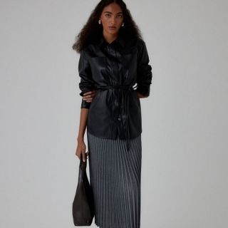 Z kanceláře na večeři — plynule a stylově. ✨ Kombinace jemných struktur a precizních střihů vytváří outfit značky comma,...