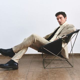 Moderní elegance v nejpohodlnějším podání. Lehký béžový oblek DIGEL doplněný o pletený rolák vytváří nadčasový look, který...