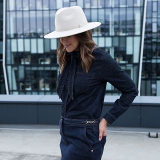 Radka Rosická v podzimních tónech Denim, neutrální barvy a ikonický klobouk – nadčasová kombinace, která dokazuje, že styl...