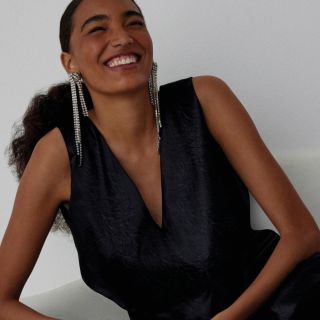 Sváteční sezóna je tu – a s ní i čas zazářit. Když se elegance potká s jednoduchostí, vznikne outfit, který zvládne každou...