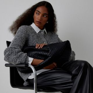 Komfort, textura a nadčasová elegance v jednom. Šedý bouclé kardigan v kombinaci s čistě bílou košilí a koženými...