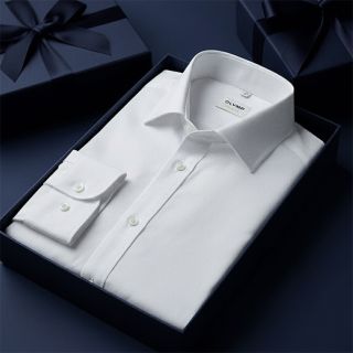 Klasika, která nikdy nezklame. Bílá košile OLYMP – nadčasový dárek pro muže, kteří oceňují kvalitu, eleganci a perfektní...