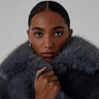 Kožíšková bunda z umělé kožešiny – váš nový statement kousek pro chladné dny. #OOTD #comma #CommaStyle #commafashion...