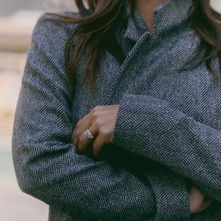 Kostým v jemném chevron vzoru je perfektní volbou, když chcete působit sebejistě, stylově a zároveň pohodlně. Propracovaný...