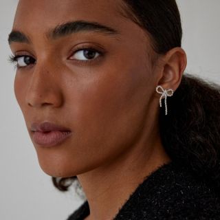 Jemný detail, který rozzáří celý look ✨ Elegantní náušnice COMMA, které dodají svátečním i večerním outfitům přesně tu...