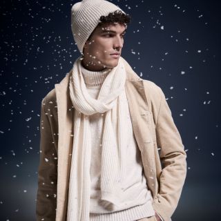 Zimní elegance v neutrálních tónech Čisté linie, hřejivé vrstvy a nadčasový styl – look, který obstojí i v chladných...