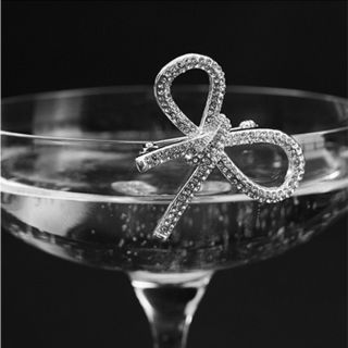 Malý detail, který udělá velký dojem! Jemný lesk, čisté linie a elegance, která patří k výjimečným momentům. Protože styl...