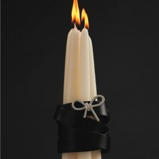 Detail, který mluví sám za sebe ✨ Doplňky comma dodají outfitu jemný akcent i výraznou eleganci. Protože někdy stačí jen...